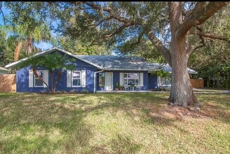 1953 Rolling Green Cir in Sarasota, FL - Building Photo - Building Photo