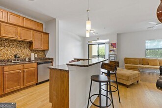 2230 Cheshire Bridge Rd NE, Unit 510 in Atlanta, GA - Foto de edificio - Building Photo