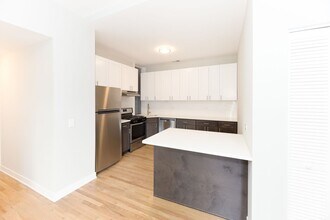 2922 W Logan Blvd, Unit 2W in Chicago, IL - Building Photo - Building Photo