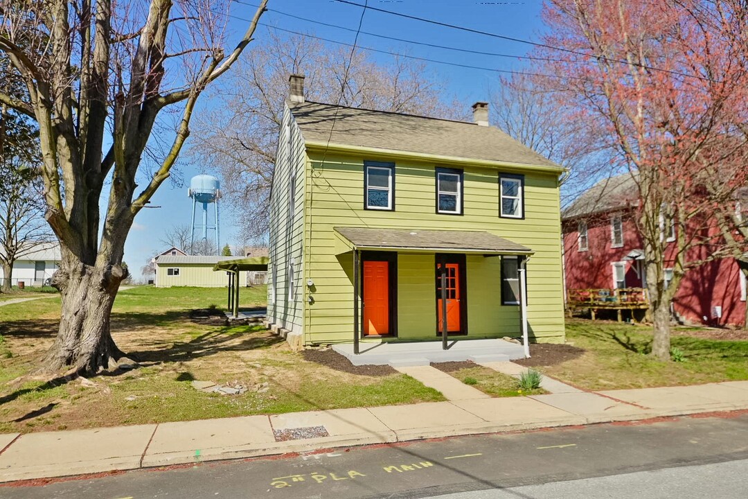 1971 Broad St in East Petersburg, PA - Building Photo