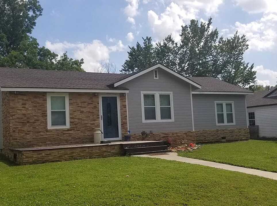 309 E 12th Pl in Claremore, OK - Building Photo