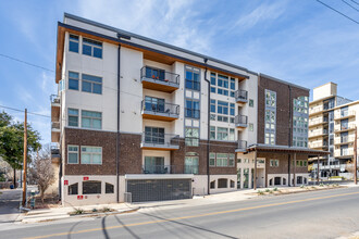 Celia's Court in Austin, TX - Foto de edificio - Primary Photo