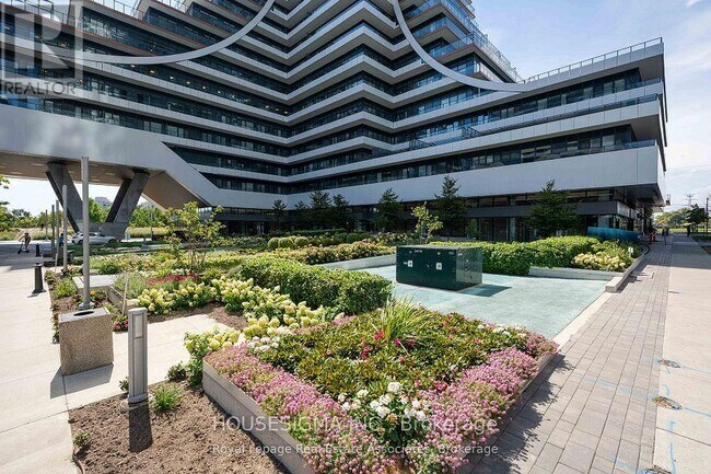 30 Shore Breeze Dr in Toronto, ON - Building Photo - Building Photo