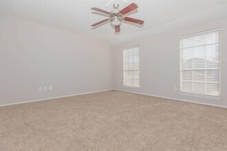 3125 Crestdale Dr, Unit 2527 in Houston, TX - Building Photo - Building Photo
