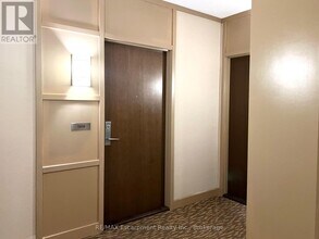 1055 Southdown Rd in Mississauga, ON - Building Photo - Building Photo