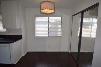 5921 Whitsett Ave, Unit 201 in Los Angeles, CA - Foto de edificio - Building Photo