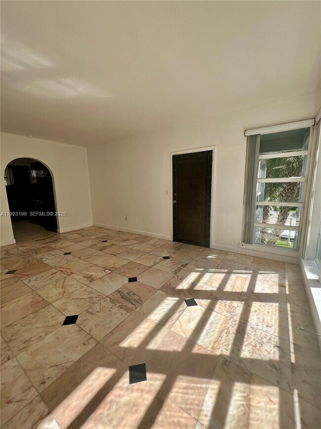 9350 E Bay Harbor Dr in Bay Harbor Islands, FL - Building Photo - Building Photo