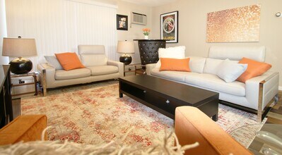 CURRENTS in Plymouth, MN - Foto de edificio - Building Photo