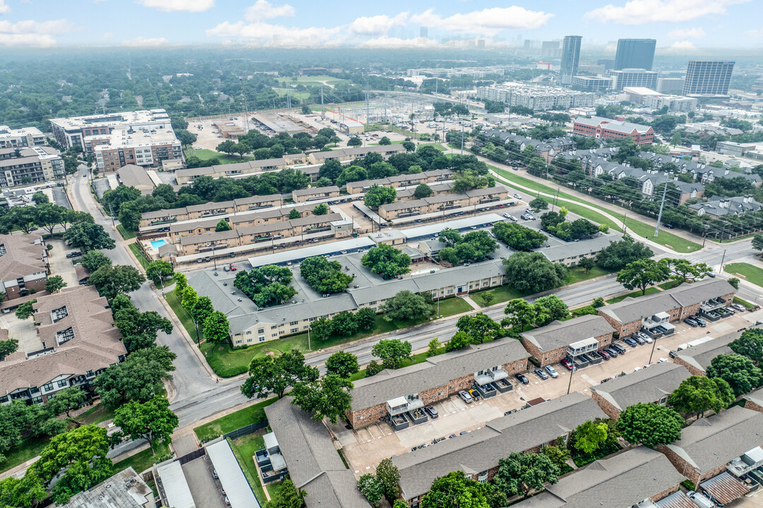 5818 E University Blvd in Dallas, TX - Foto de edificio