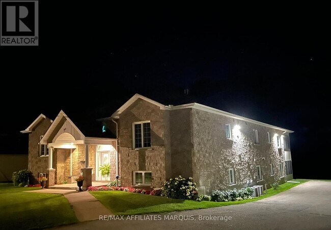 98 Queen St in Smiths Falls, ON - Building Photo - Building Photo