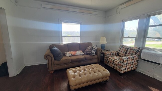 1020 5th St in Peru, NE - Building Photo - Building Photo