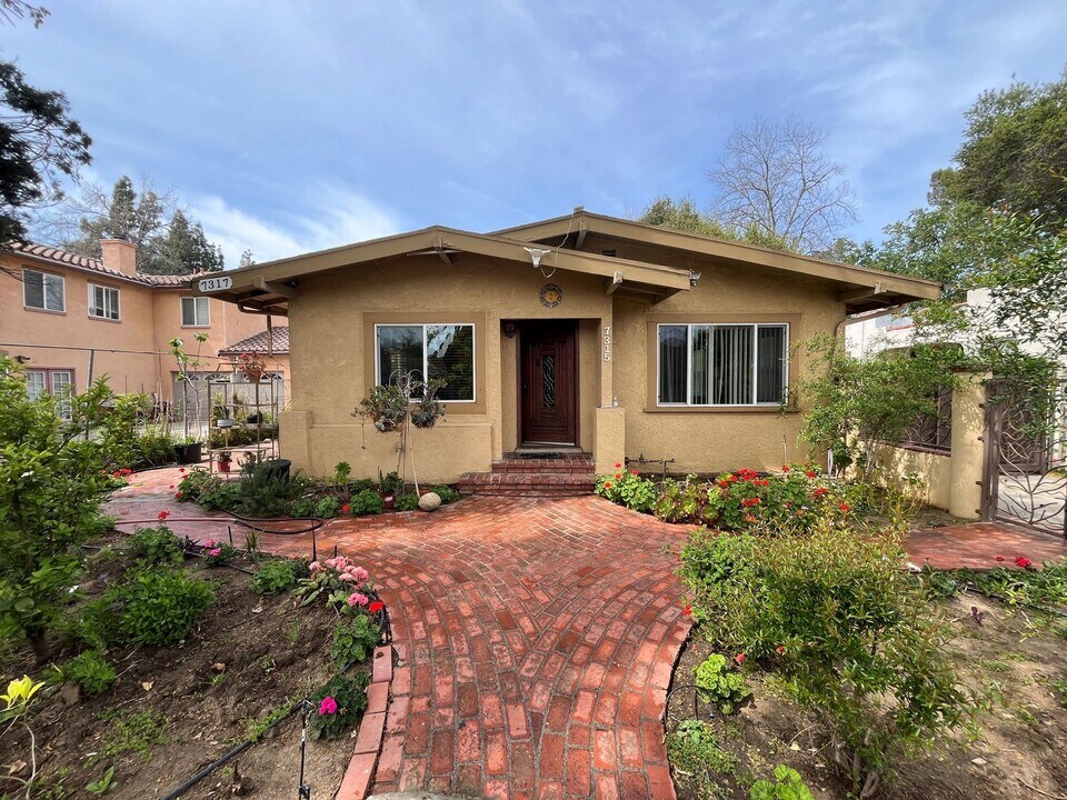 7315 Owensmouth Ave in Los Angeles, CA - Building Photo