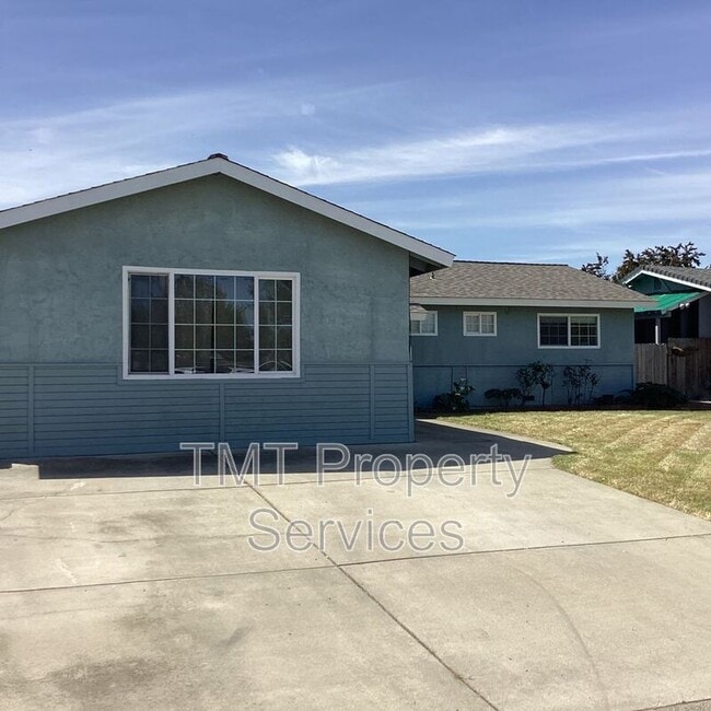 8724 Halverson Dr in Elk Grove, CA - Building Photo - Building Photo