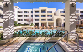 The Colonnade Apartments in San Jose, CA - Foto de edificio - Building Photo