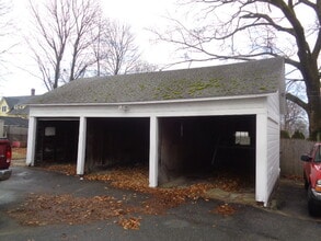118 Woodland St, Unit 1st in Bristol, CT - Foto de edificio - Building Photo