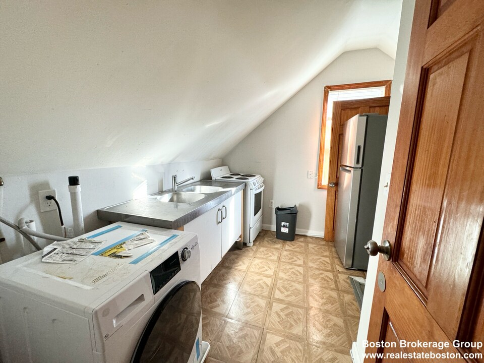 22 Humphreys St in Boston, MA - Building Photo