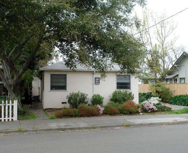 337-341 10th St in Santa Rosa, CA - Foto de edificio - Building Photo