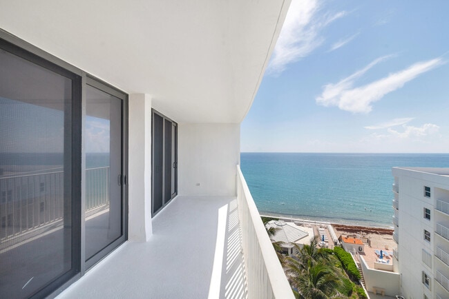 3590 S Ocean Blvd in South Palm Beach, FL - Foto de edificio - Building Photo