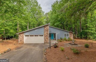 180 Crabtree Dr in Roswell, GA - Building Photo