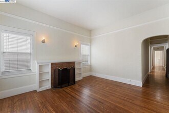 5484 Vicente Way in Oakland, CA - Building Photo - Building Photo