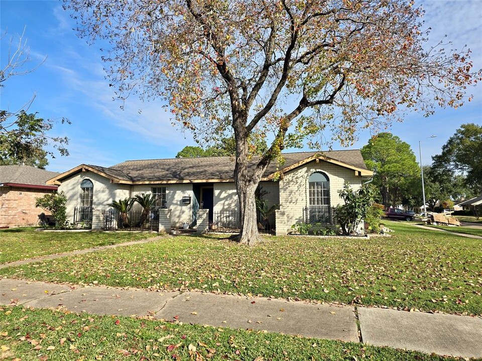 9202 Carvel Ln in Houston, TX - Building Photo