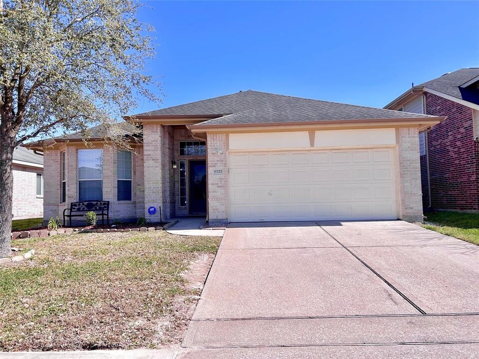 6323 Marston River Ln in Houston, TX - Building Photo