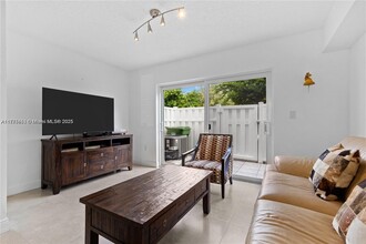 105 Riviera Cir in Weston, FL - Building Photo - Building Photo