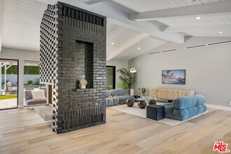 8400 Mulholland Dr in Los Angeles, CA - Building Photo - Building Photo