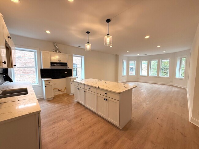 7841 S Essex Ave in Chicago, IL - Foto de edificio - Building Photo