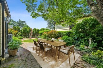 49 Greenwood Dr in Millburn, NJ - Building Photo - Building Photo