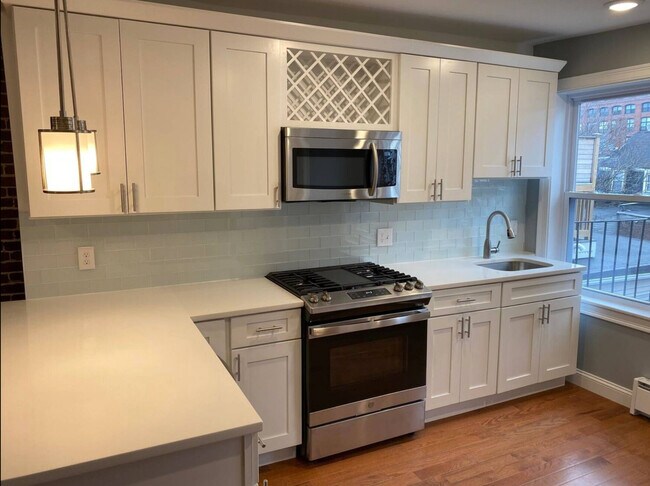 35 Chelsea St, Unit 3 in Boston, MA - Foto de edificio - Building Photo