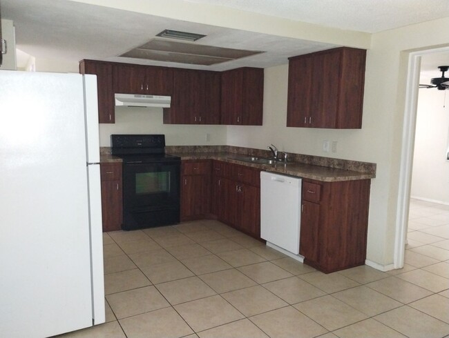 10817 Manchester Rd in Port Richey, FL - Building Photo - Building Photo