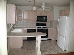 4A Romano Village Dr in Westport, MA - Building Photo - Building Photo