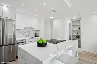 1255 N Sandburg Terrace in Chicago, IL - Building Photo - Building Photo