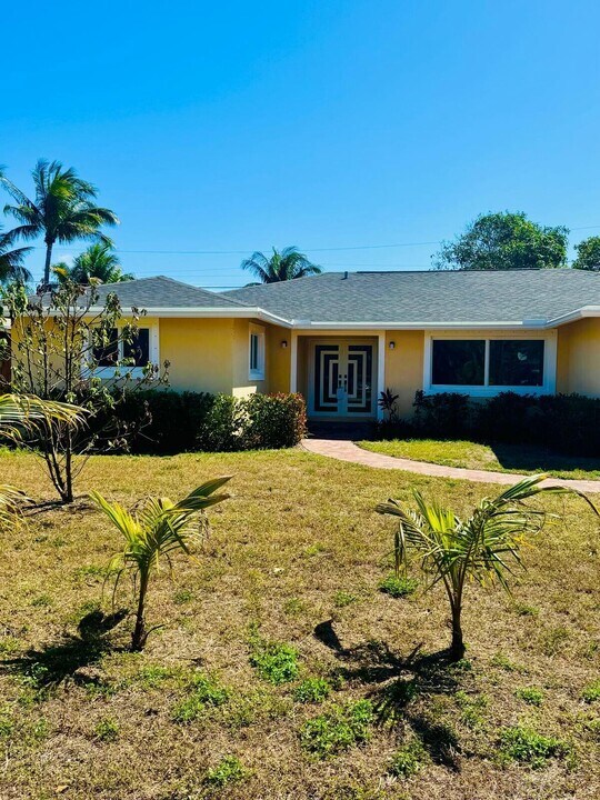 2826 Floral Rd in Lantana, FL - Building Photo