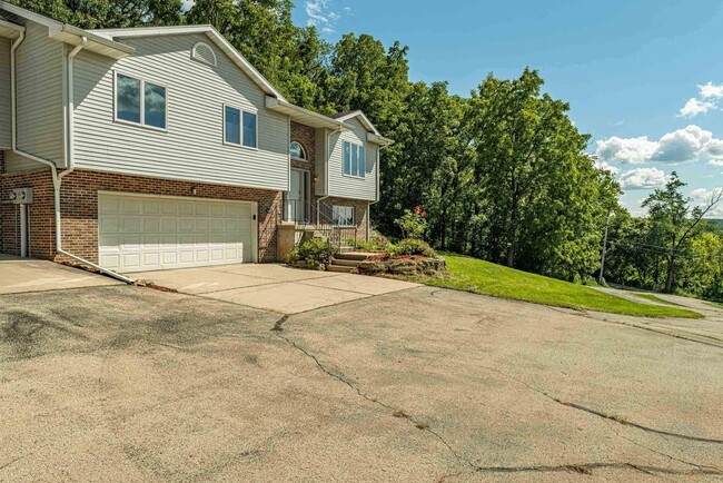 100 Grossenbacher Ln in New Glarus, WI - Foto de edificio - Building Photo