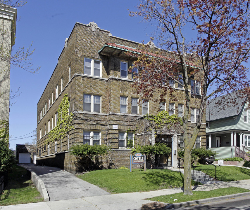 Keane Apartments in Milwaukee, WI - Building Photo