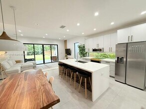 8871 SW 28th St in Miami, FL - Foto de edificio - Building Photo