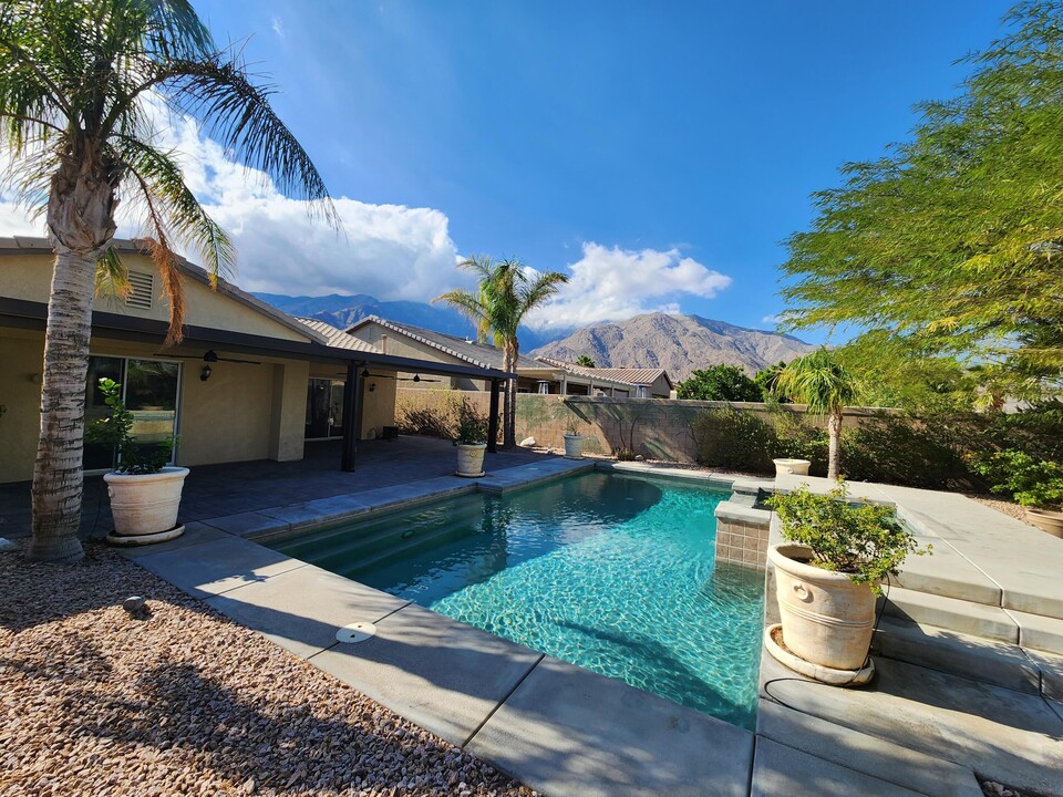 716 Summit Dr in Palm Springs, CA - Building Photo