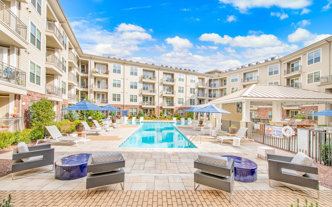 Overture Crabtree 55+ Active Adult Apartment Homes in Raleigh, NC - Foto de edificio