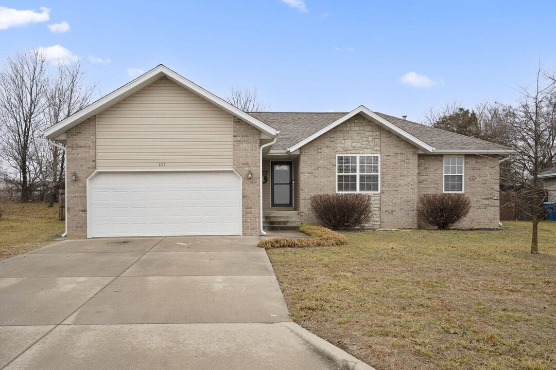 1113 Scenic Hills Dr in Nixa, MO - Building Photo
