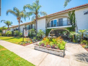 14220 Burbank Blvd in Sherman Oaks, CA - Foto de edificio - Building Photo