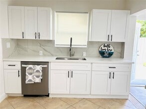 3962 NW 36th Way in Lauderdale Lakes, FL - Foto de edificio - Building Photo