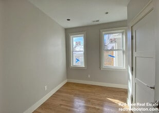 72 Spring St, Unit 2 in Cambridge, MA - Building Photo - Building Photo