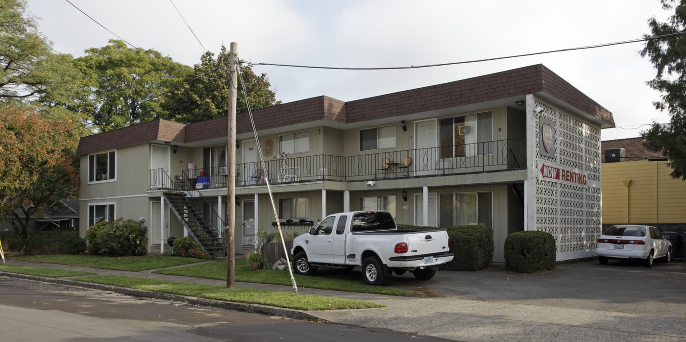 Cedar Lee Apartments in Portland, OR - Building Photo