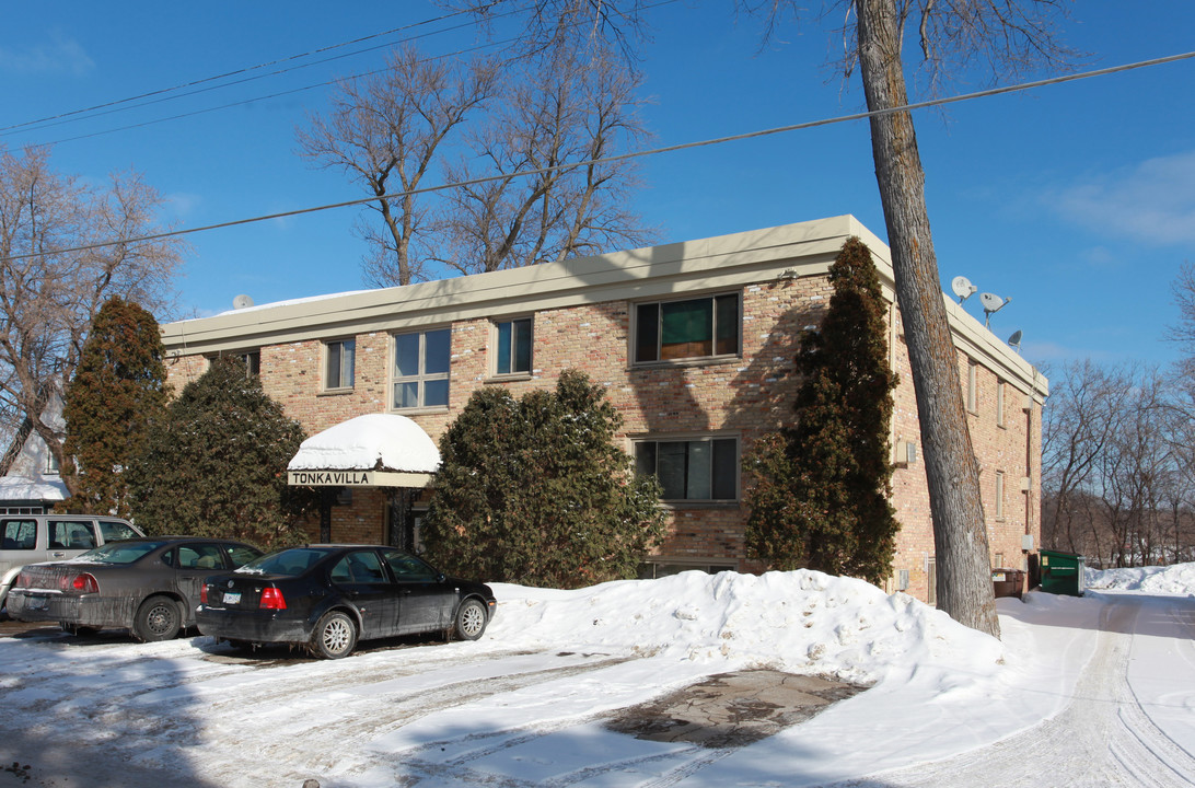 Tonka Villa in Excelsior, MN - Foto de edificio