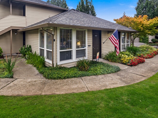 The Heights Apartments in Milwaukie, OR - Building Photo - Building Photo