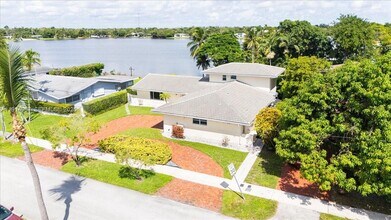 1961 NE 188th St in Miami, FL - Foto de edificio - Building Photo