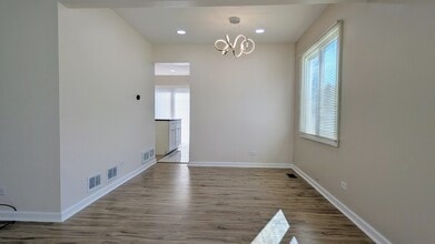 650 Shining Water Dr in Carol Stream, IL - Building Photo - Building Photo