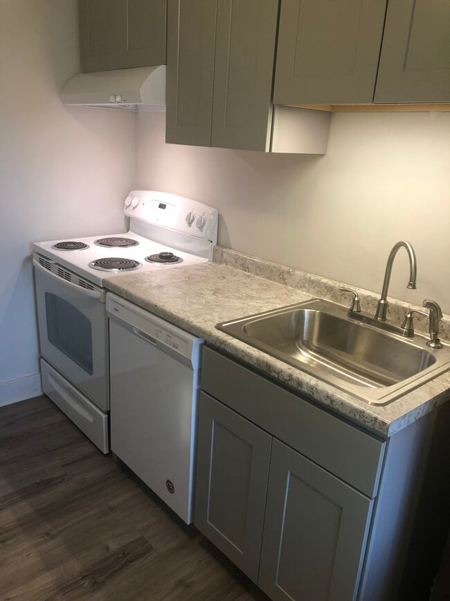 807 Washington Ave, Unit Apt A in Jeannette, PA - Building Photo - Building Photo